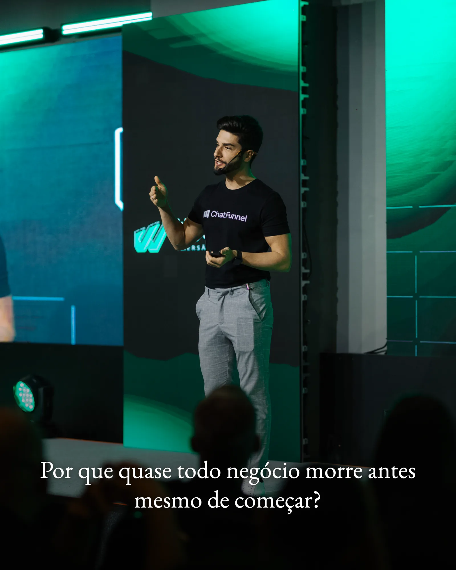 Mateus Dias apresentando no palco do ChatFunnel
